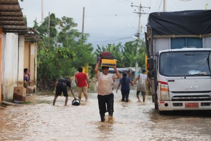 En el barrio Santa Teresita, familias salieron de sus viviendas con los electrodomésticos cargados, para que no se dañen.