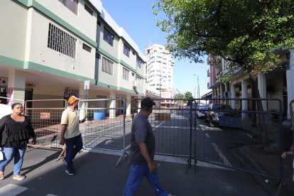 Los peatones se detenían a fotografiar las tareas de rescate y la zona cero.