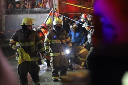 Bomberos y policías realizaron un operativo de búsqueda en el sistema de drenaje de Flor de Bastión tras la caída del menor durante la lluvia.