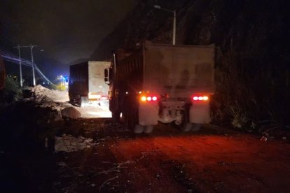 Maquinaria y técnicos trabajan en la zona afectada de la Cuenca-Girón-Pasaje.