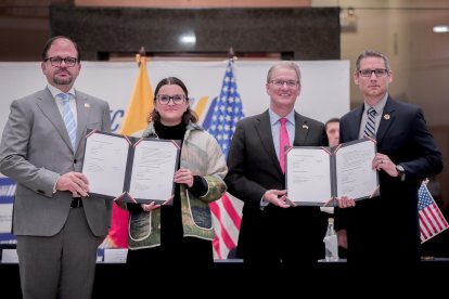 John Reimberg, ministro del Interior; María José Pinto, vicepresidenta de la República; y representantes del Gobierno de Estados Unidos, durante la firma del convenio de cooperación entre Ecuador y el FBI.