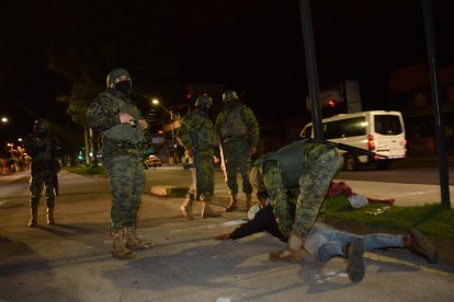 Recorrido y patrullaje nocturno por las calles del Sur de Quito con Militares antes durante el toque de queda. Quito 17 de Enero de 2024 Agencia(ag-extra ag-expreso-ag-quito) Gustavo Guaman