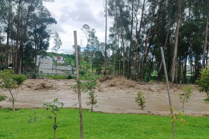 Las fuertes lluvias de los últimos días han generado un aumento en el caudal de los ríos en Cuenca.