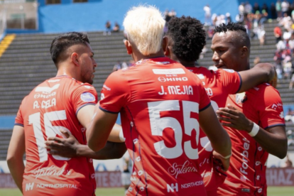 Jugadores de El Nacional celebran en el partido ante Liga de Quito por la LigaPro, el 24 de agosto de 2025.