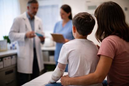 Recreación: madre acompaña a su hijo durante una consulta médica por la enfermedad piel de mariposa.
