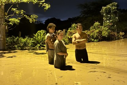 El desbordamiento del río Garrapata inundó varios sectores en el cantón Chone.