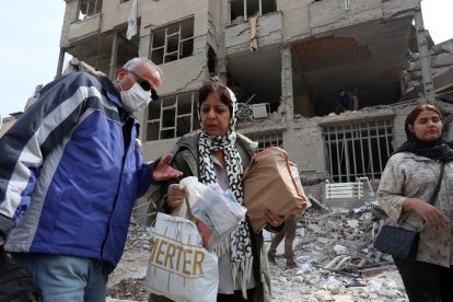 Los iraníes recogen sus pertenencias entre los escombros de sus edificios residenciales dañados en el centro de Teherán, Irán, 12 de marzo de 2026. Una operación militar conjunta de Israel y Estados Unidos continúa atacando múltiples ubicaciones en todo Irán desde las primeras horas del 28 de febrero de 2026. (Teherán) EFE/EPA/ABEDIN TAHERKENAREH