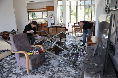 Los residentes intentan recuperar sus pertenencias entre los escombros.