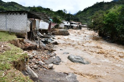 Varias familias abandonaron sus viviendas por el aumento del caudal del río.