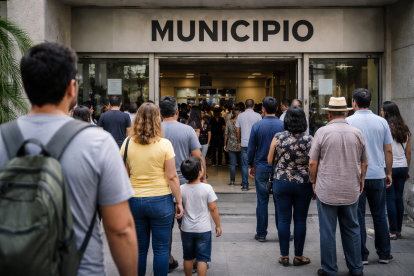 Recreación: ciudadanos acuden a realizar trámites en un edificio municipal.