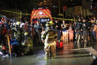 Bomberos intentaron encontrar al chico, pero no lo lograron.