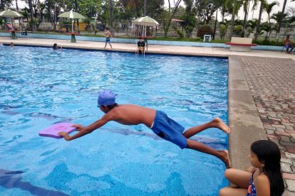 Los programas organizados por Javier Zurita Calderón incluyen natación, fútbol, básquet, voleibol, baile y charlas de seguridad preventiva en varios sectores de Guayaquil.