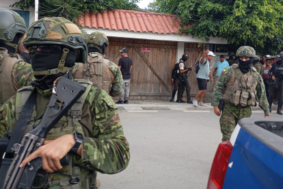 La escena del crimen en Playas fue acordonada por policías y militares.