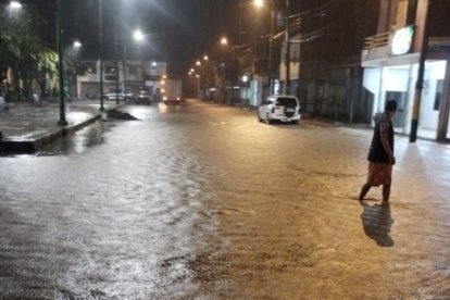 El Río Pescadillo se desbordó e inundó varias calles del centro del cantón Flavio Alfaro