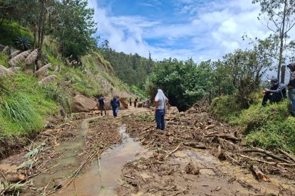 Derrumbes y deslizamientos provocados por las lluvias afectan varios tramos viales en la parroquia Manú.