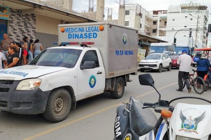 Las víctimas se encontraban en el interior de la hostería. Los cuerpos no pudieron ser trasladados en el vehículo de Medicina Legal.