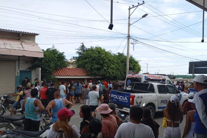 El ataque ocurrió dentro de esta hostería. Los cuerpos no pudieron ser retirados por la Policía.