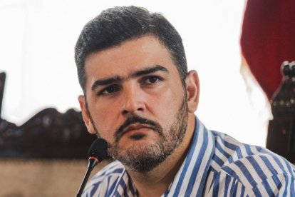 El alcalde de Guayaquil, Aquiles Álvarez, es procesado en dos causas judiciales.