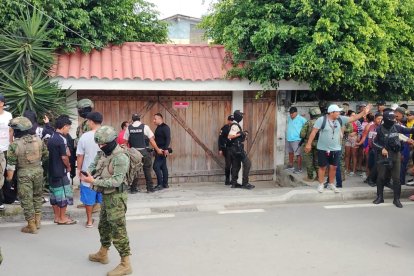 Policías y militares llegaron al sitio donde se registró la masacre en Playas, pero no pudieron impedir que los familiares se llevaran los cuerpos.