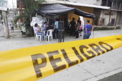 El niño es velado por sus parientes y vecinos este viernes.