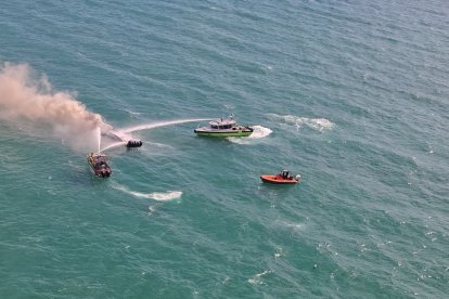 Barcos de bomberos combaten el incendio de una embarcación turística frente a Miami Beach