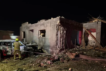 Equipos de emergencia trabajan tras el impacto de un misil en viviendas del norte de Israel