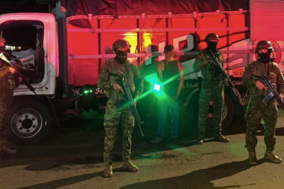 El momento de la detención del falso militares, en una imagen compartida por el Ministerio de Defensa.