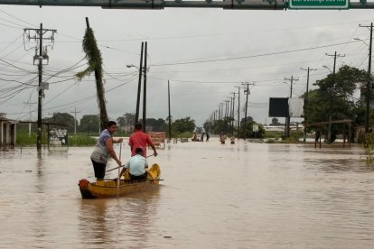 Pobladores de la capital fluminense afectados por desbordamiento de los ríos.