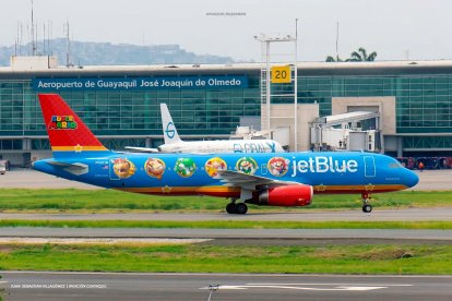 El avión temático de Super Mario de JetBlue sorprendió a observadores en el aeropuerto de Guayaquil