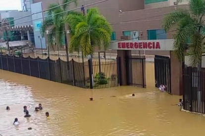 Las personas que deciden ingresar al hospital del IESS de Babahoyo lo hacen con el agua hasta el cuello.