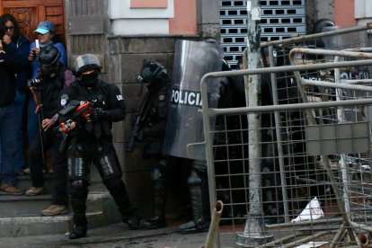 Manifestantes fueron dispersados por el escuadrón antidisturbios en el centro de Quito, este viernes 13 de marzo.