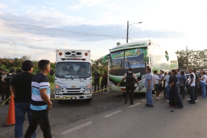 Masacre en bus, en carretera de Guayas: imágenes del ataque armado.