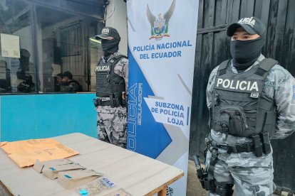 Sobre una mesa metálica y bajo la fría luz de los reflectores, las dos pistolas calibre 9 mm y las 100 municiones que fueron halladas en el interior de una celda del Centro de Privación de Libertad de Loja.