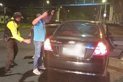 La Policía recibió la alerta de un grupo de personas que robaba en el sur de Quito.