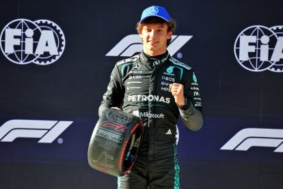 Kimi Antonelli posa feliz con el premio de lograr la pole del Gran Premio de China.