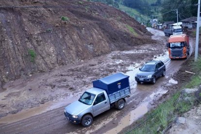 La vía Guaranda – Chimbo en el sector El Tejar, donde se realizan trabajos de limpieza y estabilización, volvió a cerrarse este sábado 14 hasta las 16:00.