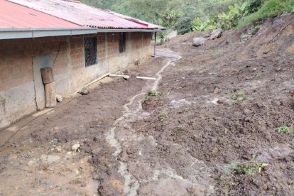 Derrumbes provocados por las lluvias mantienen cerrada la vía entre Sozoranga y Macará, generando preocupación en los moradores del sector Pénjamo.