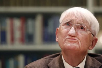Fotografía de archivo fechada el 12 de diciembre de 2012 del filósofo alemán Jürgen Habermas durante una conferencia de prensa en Duesseldorf (Alemania).