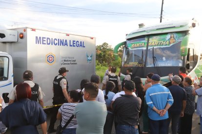 Agentes policiales retiraron los cuerpos sin vida desde el interior del bus.