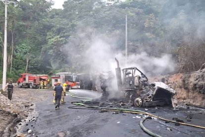 Bomberos de Limón Indanza y Santiago trabajaron durante más de cinco horas para controlar el incendio provocado tras el volcamiento de un tanquero en la vía del sector Valle del Castillo.