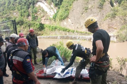 Integrantes de los organismos de socorro rescataron el cuerpo sin vida de una de las hermanas desaparecidas en el aluvión del 9 de marzo de 2026.