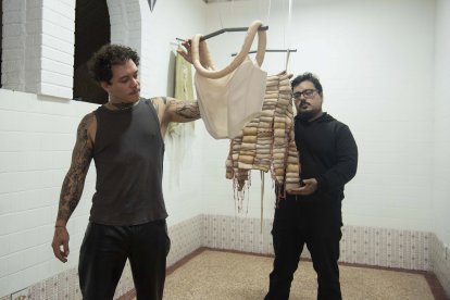 Estas vísceras de tejidos están suspendidas en el aire por un mecanismo de péndulos y alambre.