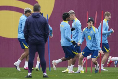 Jugadores y el técnico alemán Hansi Flick durante el entrenamiento  del FC Barcelona.