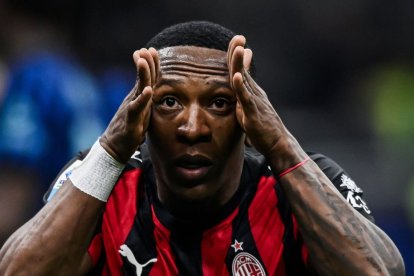 Milan, con Pervis Estupiñán, quiere acercarse al liderato ante una irregular Lazio.