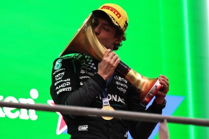 El piloto de Mercedes, Andrea Kimi Antonelli, como campeón del Gran Premio de China.