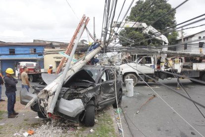Uno de los vehículos se fue contra un poste, luego de chocar con otro automotor.
