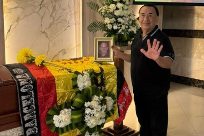 La camisete de Barcelona SC sobre el féretro de Simón Cañarte, y Ángel Encalada socio del ídolo en el adiós.