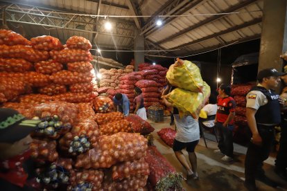 El mercado de transferencia de víveres Montebello atiende en horario nocturno.