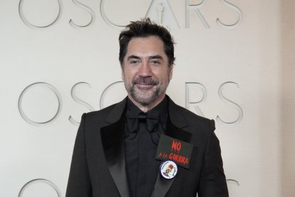 El español Javier Bardem posa en la alfombra roja durante la 98 edición de los premios Óscar.