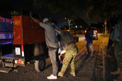 Trabajo preventivo en Durán antes del toque de queda.